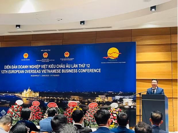 En la XII Conferencia Europea de Negocios Vietnamitas de Ultramar en Budapest, Hungría. (Foto: VNA)