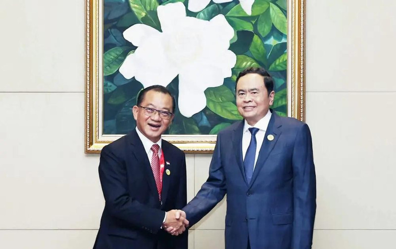 El presidente de de la Asamblea Nacional de Vietnam, Tran Thanh Man, se reúne con su homólogo singapurense, Seah Kian Peng, al margen de la 45 Asamblea General de la Asamblea Interparlamentaria de la Asean. (Foto: VNA)