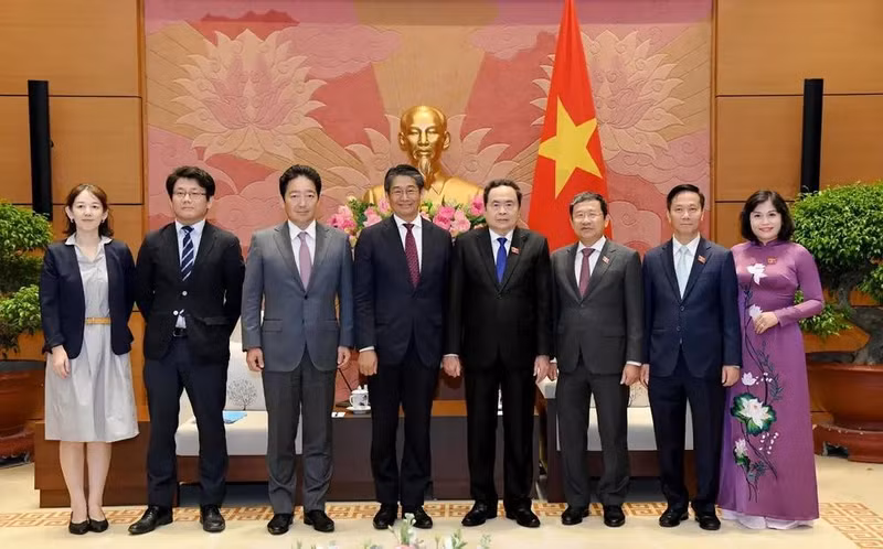 El presidente de de la Asamblea Nacional de Vietnam, Tran Thanh Man, el embajador de Japón en Vietnam, Ito Naoki, y delagados se tomaron foto de recuerdo en octubre pasado en Hanói. (Foto: daibieunhandan.vn)