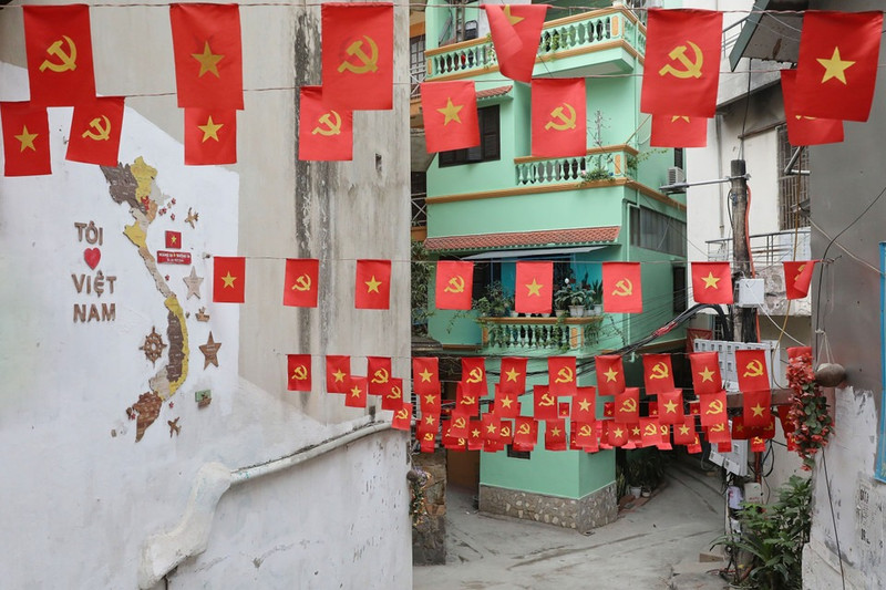 Un pequeño callejón de la calle Yen Phu está decorado con numerosas banderas vietnamitas. (Foto: VNA)