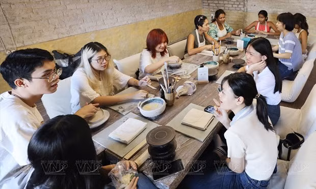 El movimiento de alfarería es popular entre los jóvenes de Saigón. (Foto: nhandan.vn)