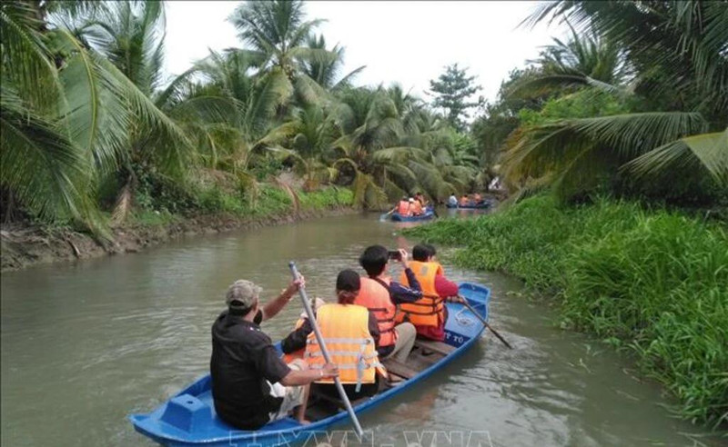 Los turistas experimentan el canotaje en el río en la granja de cabras turísticas Dong Nghi, provincia sureña de (Tien Giang. (Foto: VNA)