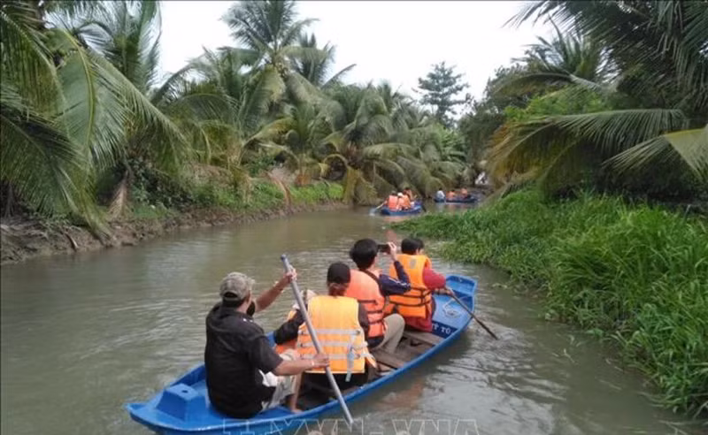 Los turistas experimentan el canotaje en el río en la granja de cabras turísticas Dong Nghi, provincia sureña de (Tien Giang. (Foto: VNA)