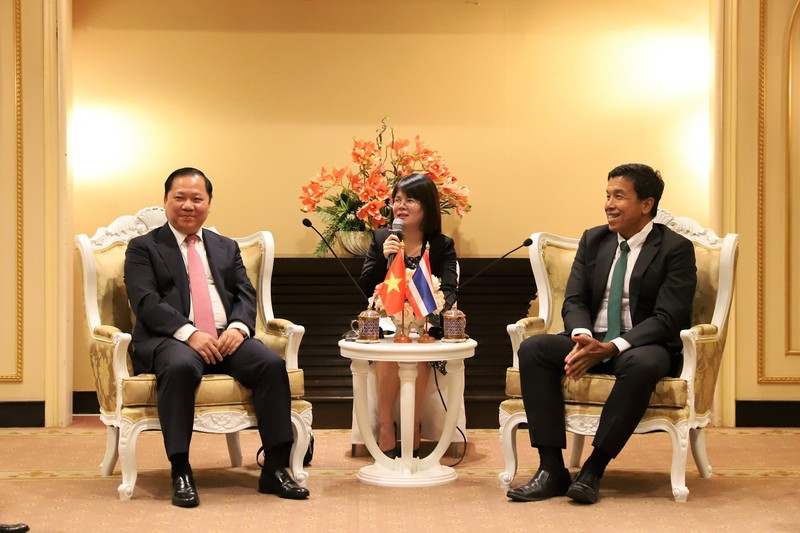 El gobernador de Bangkok (derecha) recibe al secretario del Comité del Partido en Hoa Binh, Nguyen Phi Long. 
