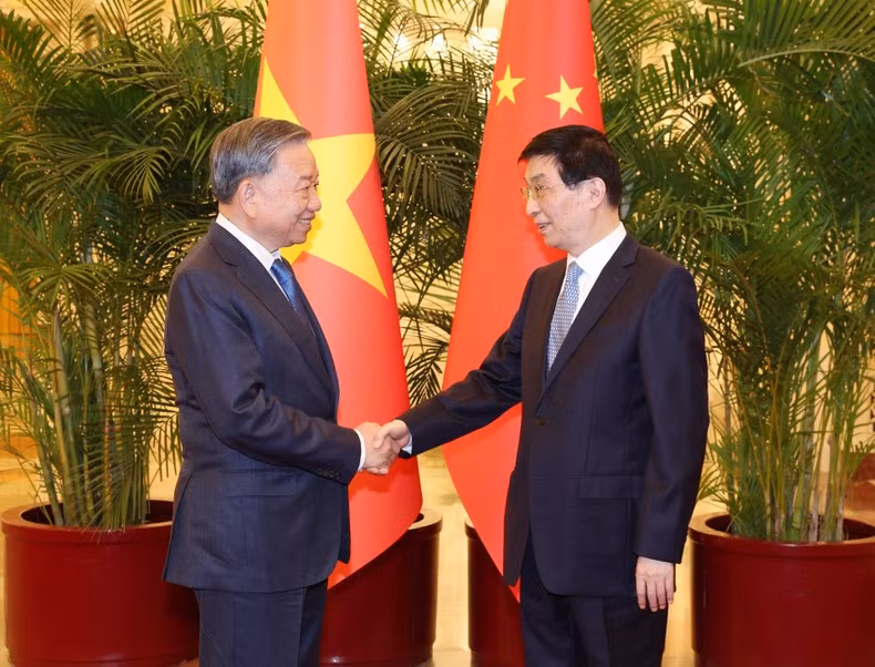 El líder partidista y presidente de Vietnam, To Lam, se entrevista con titular del Comité Nacional de la Conferencia Consultiva Política del Pueblo Chino, Wang Huning. (Foto: Tri Dung/VNA)