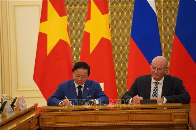 El viceprimer ministro vietnamita Tran Hong Ha y su homólogo ruso Dmitry Chernyshenko en el evento. (Foto: VNA)