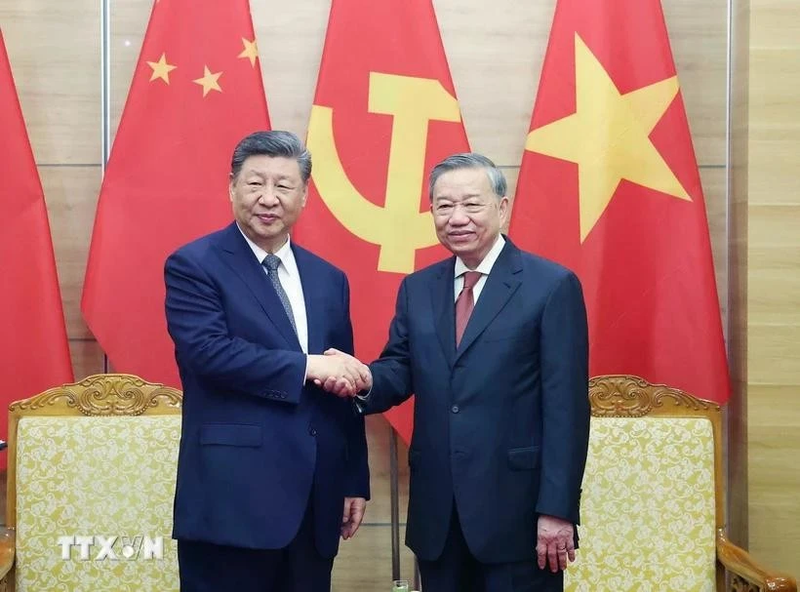 El secretario general del Partido Comunista de Vietnam, To Lam, y el secretario general del Partido Comunista y presidente de China, Xi Jinping. (Foto: VNA)