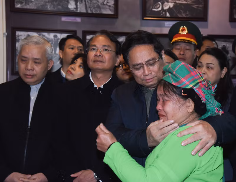 El primer ministro consuela a la familia de la ciudadana Hoang Thi Soi, residente en la aldea Lang Nu, por la pérdida de su ser querido.