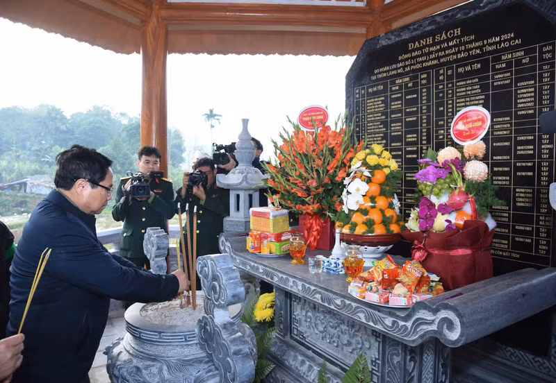 El primer ministro rinde homenaje a los fallecidos por el corrimiento de tierra en la aldea Lang Nu ofreciendo incienso.