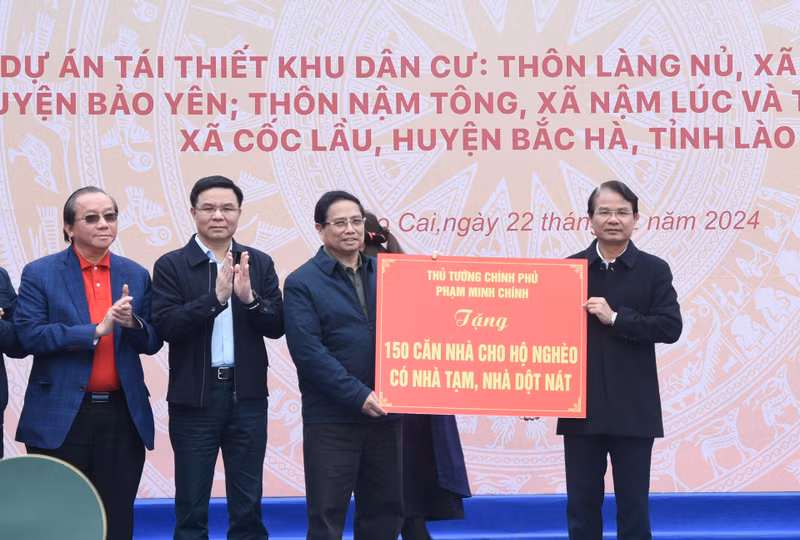 Minh Chinh y los patrocinadores entregan un apoyo simbólico a los dirigentes locales para la eliminación de viviendas temporales y deterioradas.