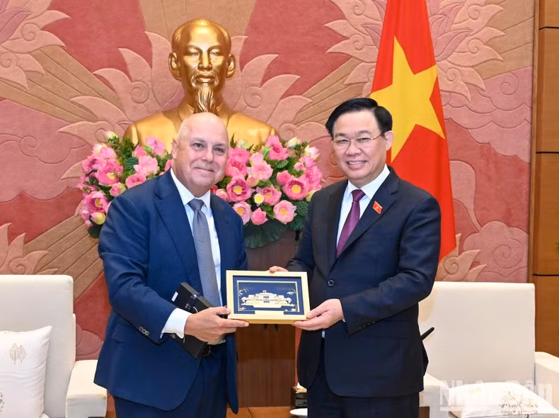 El presidente de la AN, Vuong Dinh Hue, entrega un recuerdo al tesorero y ministro de Desarrollo Económico y Relaciones Industriales del Estado de Victoria, Australia, Tim Pallas.