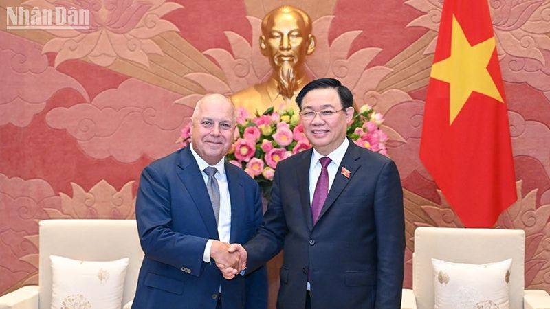 El presidente de la AN, Vuong Dinh Hue, reicbe al tesorero y ministro de Desarrollo Económico y Relaciones Industriales del Estado de Victoria, Australia, Tim Pallas.