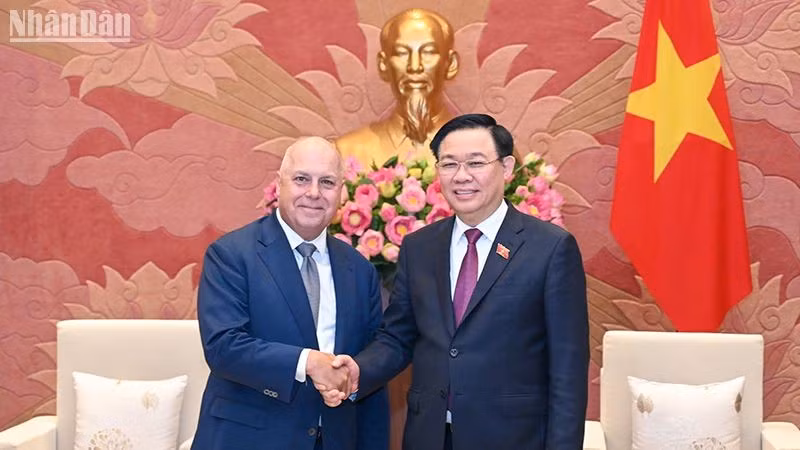 El presidente de la AN, Vuong Dinh Hue, reicbe al tesorero y ministro de Desarrollo Económico y Relaciones Industriales del Estado de Victoria, Australia, Tim Pallas.