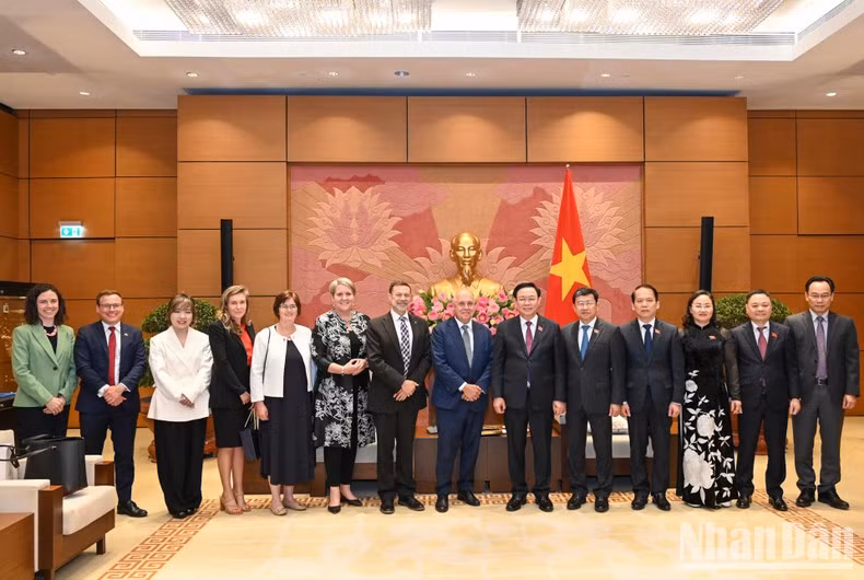 El presidente de la AN, Vuong Dinh Hue, el ministro de Desarrollo Económico y Relaciones Industriales del Estado de Victoria, Australia, Tim Pallas, y otros delegados se toman foto de recuerdo en el encuentro.