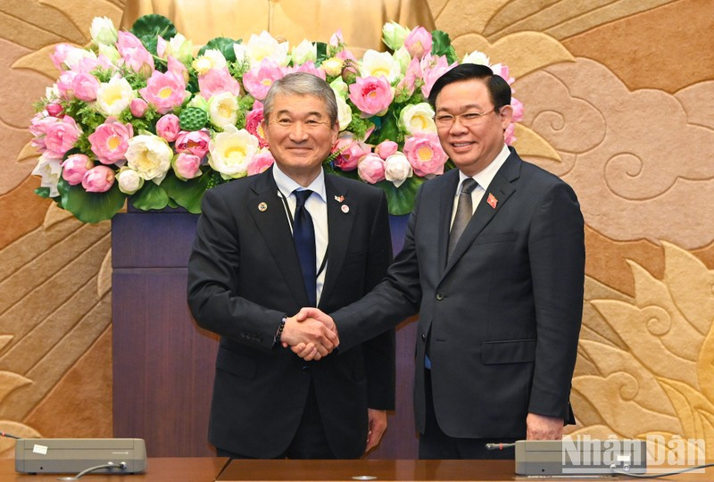 El presidente de la AN, Vuong Dinh Hue, saluda a los dirigentes de Keidanren.