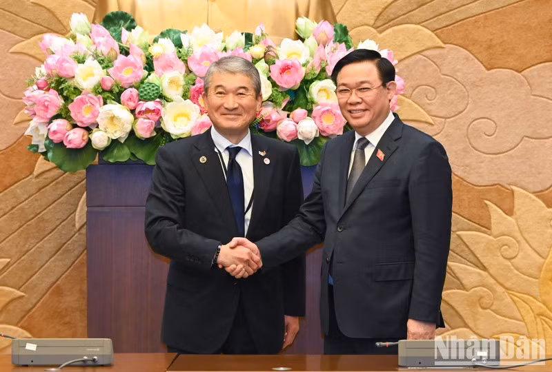 El presidente de la AN, Vuong Dinh Hue, saluda a los dirigentes de Keidanren.