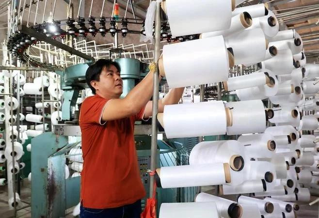 Producción de hilo de seda para la industria textil en el distrito de Binh Chanh, Ciudad Ho Chi Minh. (Foto: VNA)