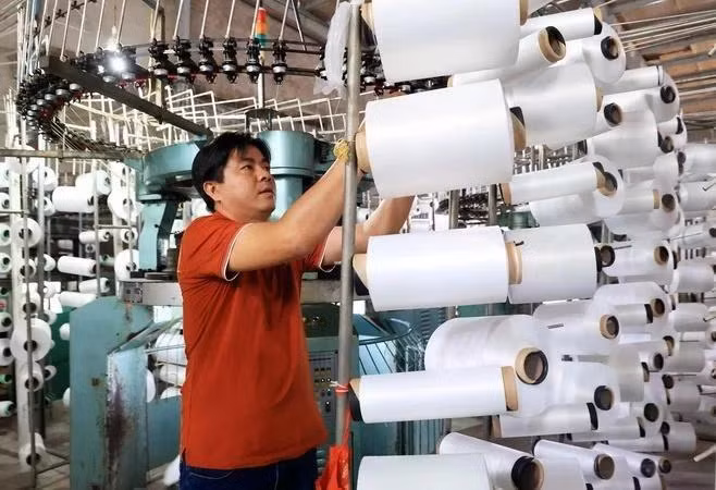 Producción de hilo de seda para la industria textil en el distrito de Binh Chanh, Ciudad Ho Chi Minh. (Foto: VNA)