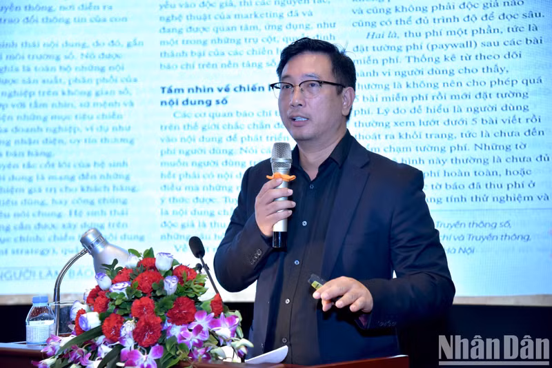 El doctor Do Anh Duc realiza una ponencia en la sesión temática: Modelo económico del periodismo específico en Vietnam.
