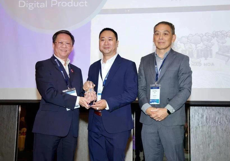 El periodista Tran Ngoc Long (centro), representante de VietnamPlus, recibe el premio en Malasia. (Foto: VNA)