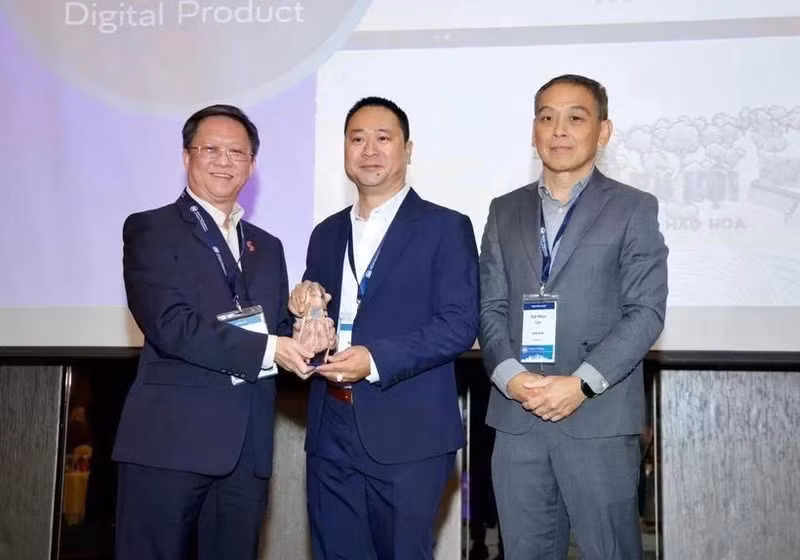 El periodista Tran Ngoc Long (centro), representante de VietnamPlus, recibe el premio en Malasia. (Foto: VNA)