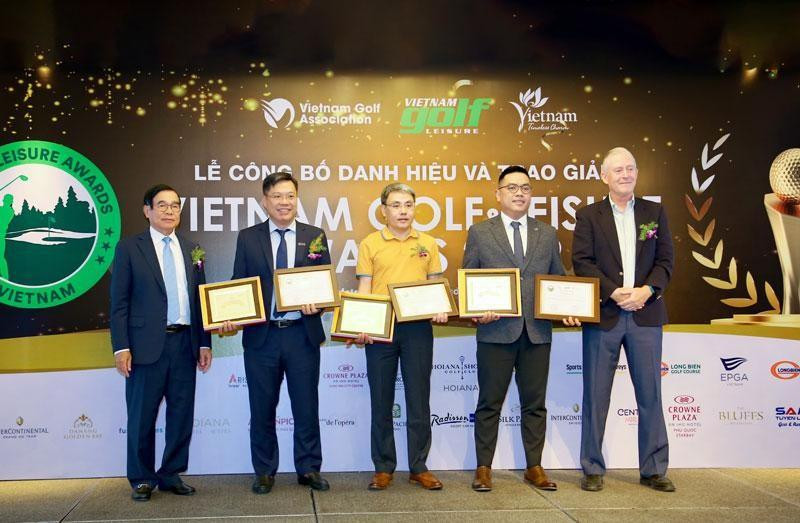 Representantes de Vietnam Airlines reciben el título.
