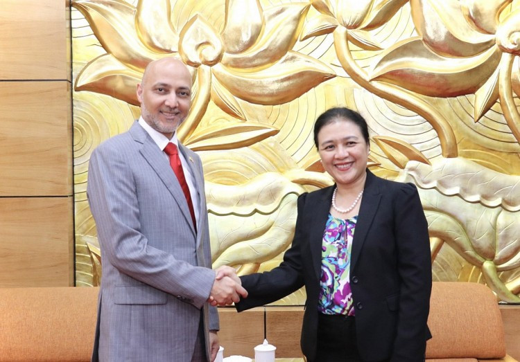 La presidenta de la Unión de Organizaciones de Amistad de Vietnam, Nguyen Phuong Nga y el embajador de los EAU en Hanói, Bader Abdulla Almatrooshi. (Foto: thoidai.com.vn)
