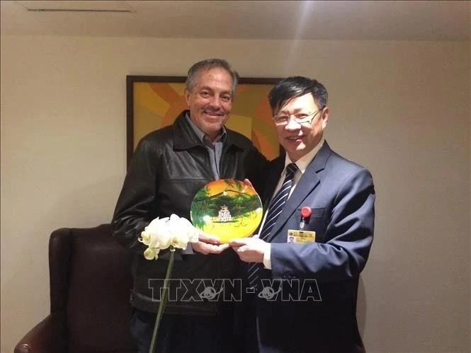 El ex jefe adjunto de la Comisión de Relaciones Exteriores del Comité Central del Partido Comunista de Vietnam, Nguyen Tuan Phong, y Juan Meriguet Martínez, miembro del Comité Central del Movimiento Revolución Ciudadana de Ecuador, en un encuentro en 2016. (Foto: VNA)