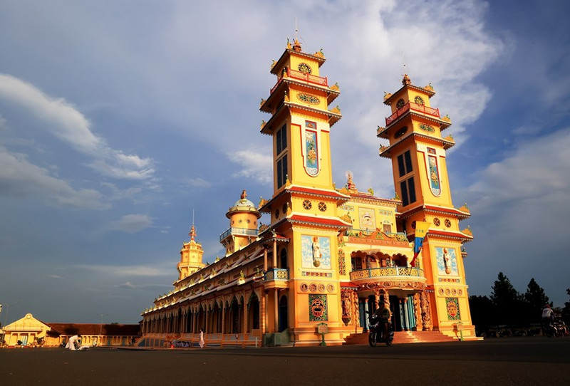 La arquitectura de la Santa Sede refleja los preceptos de esta religión con una combinación armoniosa de diferentes estilos arquitectónicos del budismo, el hinduismo, el taoísmo, el confucianismo, el cristianismo y el islamismo. (Foto: VNA)