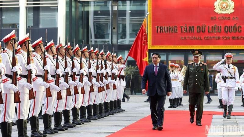 El primer ministro Pham Minh Chinh pasa revista a la guardia de honor de la Seguridad Pública. 