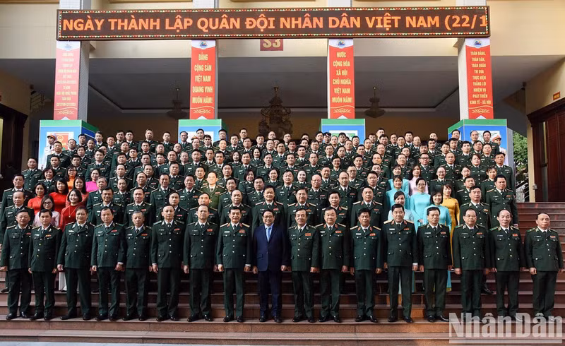 Minh Chinh toma una foto de recuerdo con los oficiales y soldados el Comando de la Guardia Fronteriza.