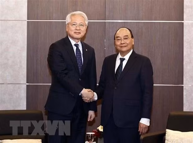 El presidente Nguyen Xuan Phuc (derecha) y el vicepresidente y director ejecutivo de LG, Kwon Bong-seok. (Fotografía: VNA) El presidente Nguyen Xuan Phuc (derecha) y el vicepresidente y director ejecutivo de LG, Kwon Bong-seok. (Fotografía: VNA)
