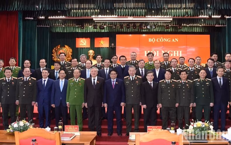 El primer ministro Pham Minh Chinh y los delegados en la cita.