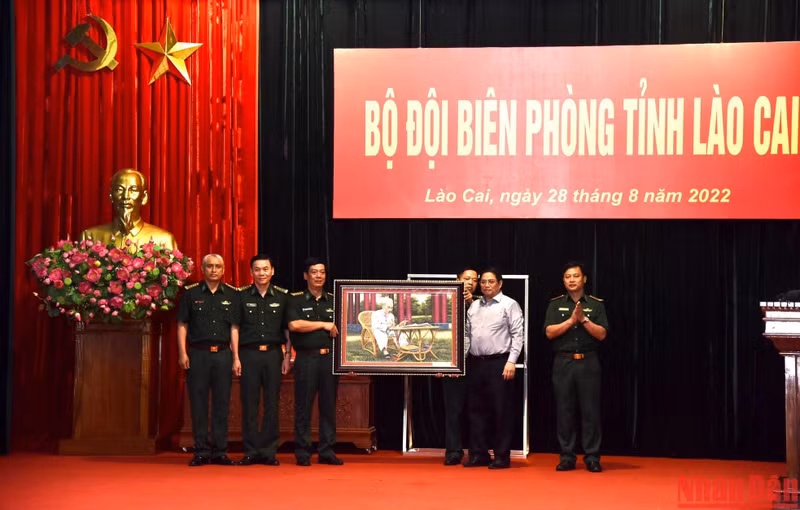 El primer ministro regala un retrato del Presidente Ho Chi Minh al Alto Mando de la Guardia Fronteriza de Lao Cai.