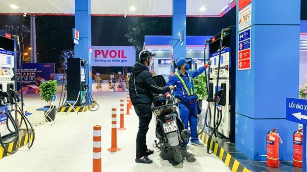 En una estación de petróleo y gasolina de PVOil en Hanói. (Foto: VNA)