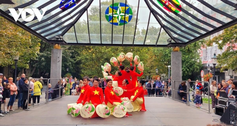 Actuación de danza de Non (sombrero cónico vietnamita), en el evento. (Fotografía: VOV)