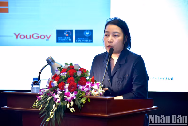 Nguyen Thuy Duong, experta en el programa Google News Initiative (GNI) del Grupo Google, hace una presentación en la conferencia.