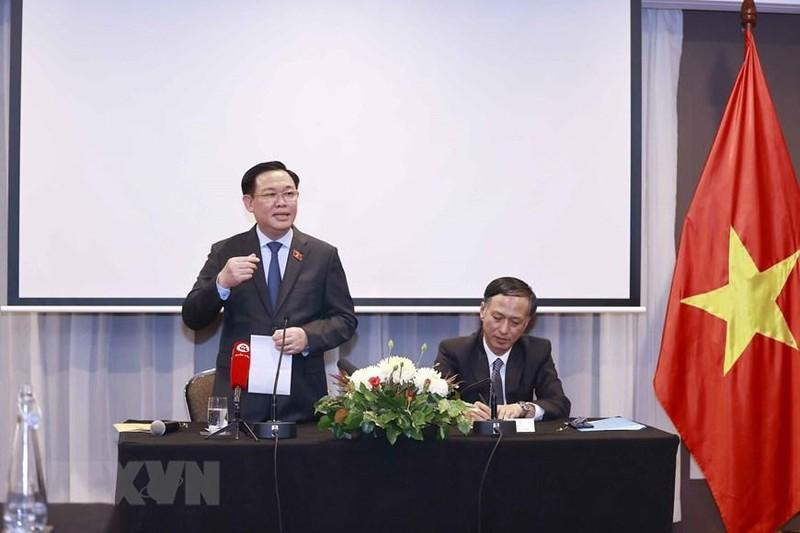 El presidente de la Asamblea Nacional, Vuong Dinh Hue, habla en la reunión. (Fotografía: VNA) 
