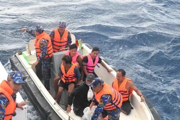 En el rescate. (Foto: VNA)
