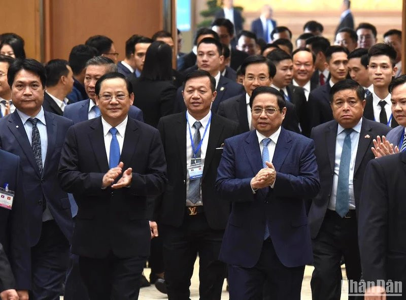 El primer ministro de Vietnam, Pham Minh Chinh (derecha), y su homólogo laosiano, Sonexay Siphandone, en la conferencia. 