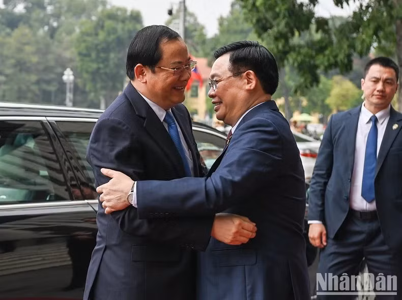 El máximo legislador vietnamita da una calurosa bienvenida al primer ministro laosiano.
