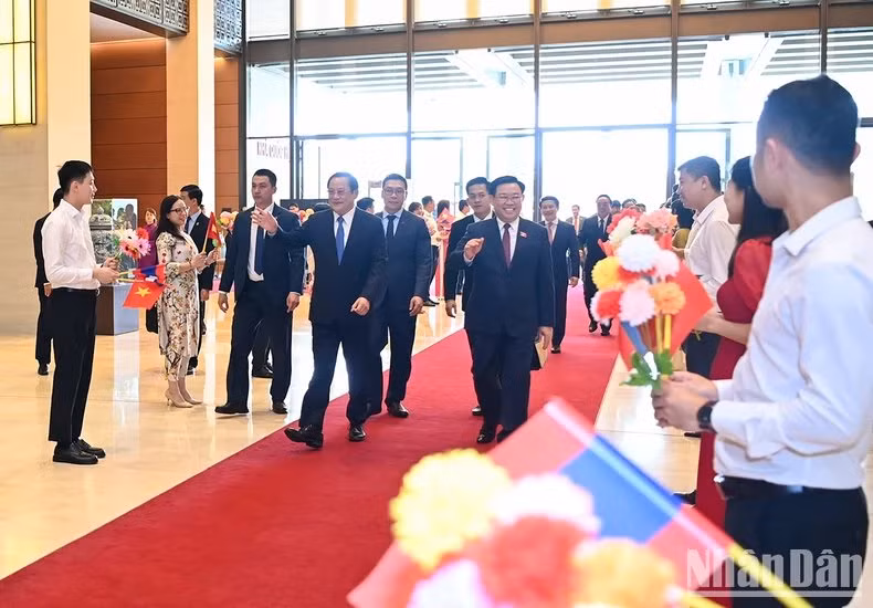Los miembros de la Unión de Jóvenes Comunistas Ho Chi Minh en la AN dan la bienvenida al premier laosiano.