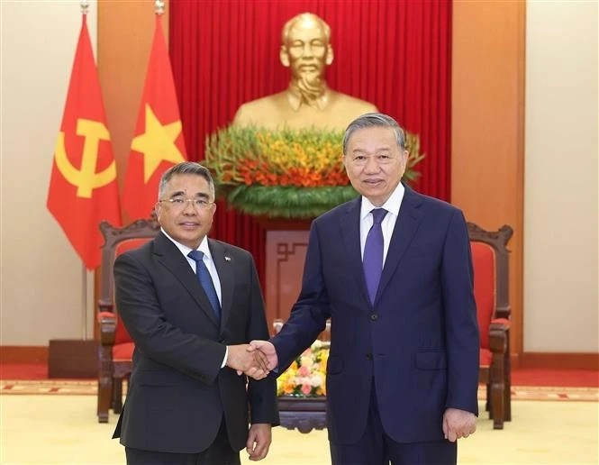 El secretario general del Partido Comunista de Vietnam (PCV), To Lam (derecha) recibe al embajador de Filipinas en Hanói, Meynardo Los Banos Montealegre. (Foto: VNA)