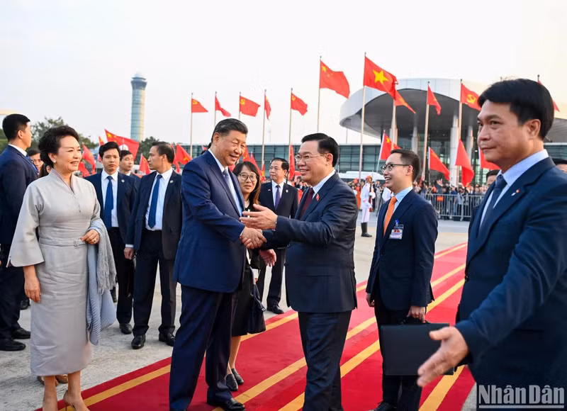 El presidente de la Asamblea Nacional de Vietnam, Vuong Dinh Hue, despide al secretario general del Comité Central del Partido Comunista de China y presidente de ese país, Xi Jinping, en el aeropuerto internacional de Noi Bai. (Fuente: Nhan Dan)