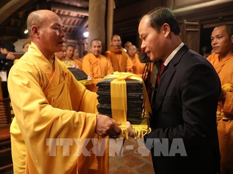 El rito de procesión de la colección xilográfica Cu Tran Lac Dao Phu (Morar en el mundo con la alegría de practicar el Dharma) del rey-monje Tran Nhan Tong (Fotografía: VNA)
