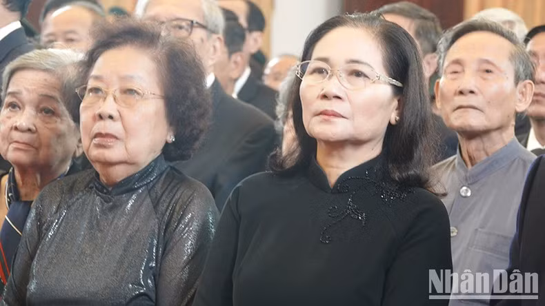 Emocionados delegados en el homenaje al camarada Secretario General Nguyen Phu Trong.