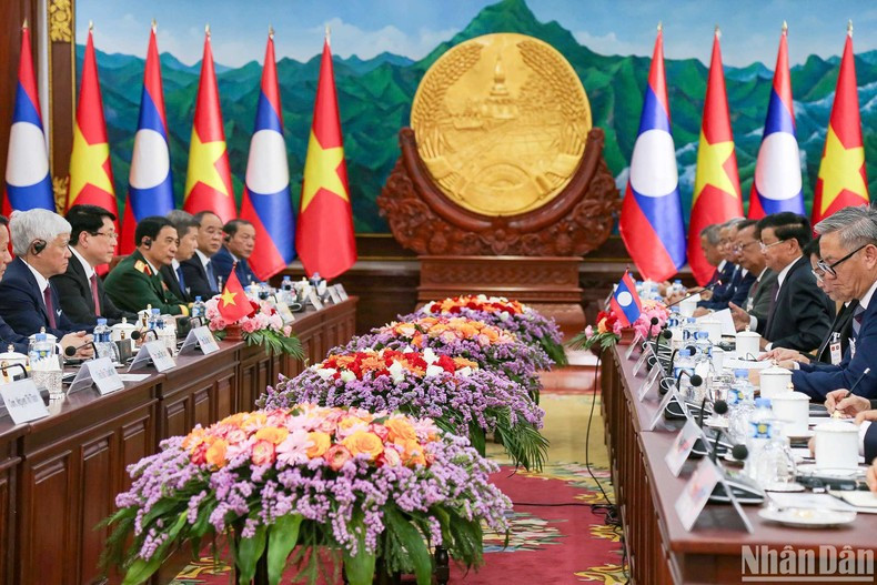 En la reunión entre el presidente de Vietnam, Luong Cuong y el secretario general del Partido Popular Revolucionario y presidente de Laos, Thongloun Sisoulith. (Foto: Nhan Dan)