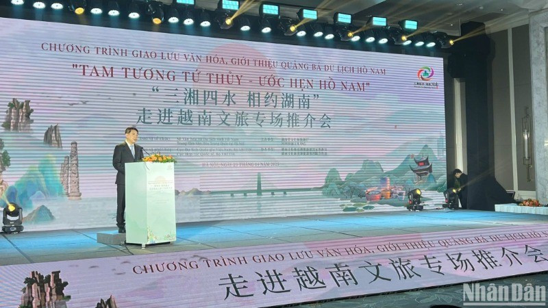 El vicepresidente del Comité Popular de Hunan, Jiang Difei, habla en el programa. (Foto: Nhan Dan)