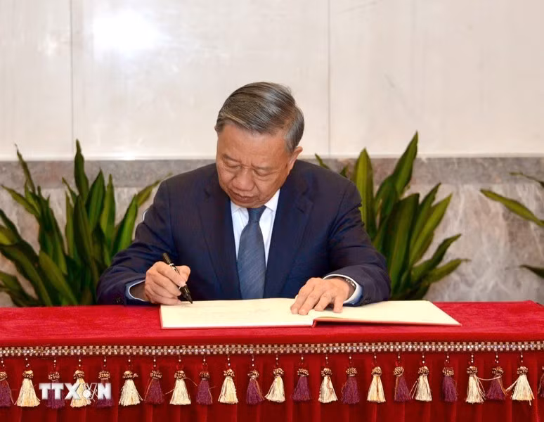 El líder vietnamita deja sus impresiones en la Casa Conmemorativa de Mao Zedong. (Foto: VNA)