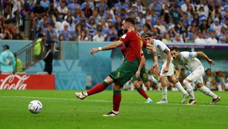 Bruno Fernandes se convierte en el héroe de Portugal con un doblete ante Uruguay. (Fotografía: Reuters)